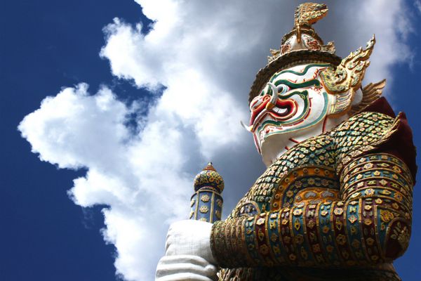تایلند بانکوک قصر بزرگ مجسمه یک دیو نام معروف تایلندی پادشاه شیطان ده سر شخصیت اسطوره ای رامایانا حماسی هندی