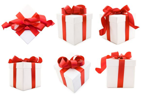 یک جعبه سفید که با پاپیون روبان ساتن قرمز بسته شده است هدیه ای برای کریسمس تولد عروسی یا روز ولنتاین جدا شده روی سفید با مسیر برش