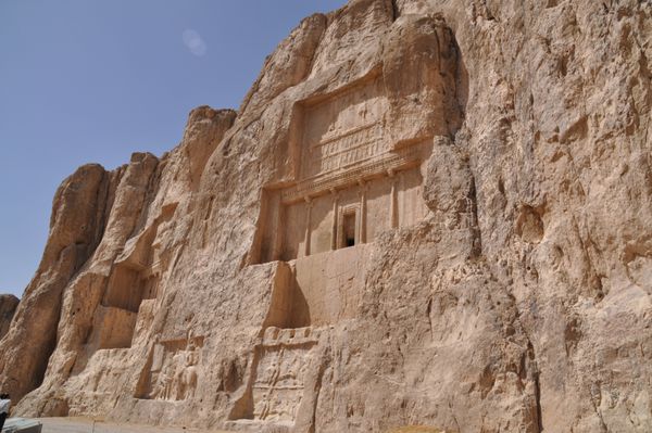 نقش رستم - قبر پادشاه دایروس در صخره نزدیک تخت جمشید حکاکی شده است