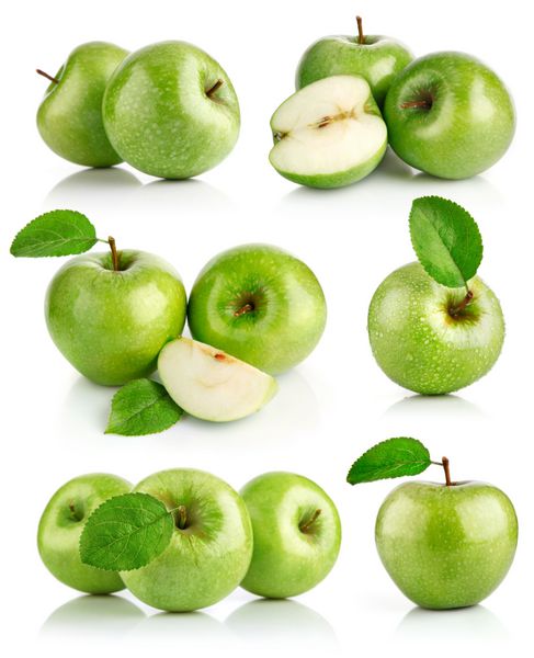 میوه های سیب سبز را با برگ جدا شده در پس زمینه سفید تنظیم کنید