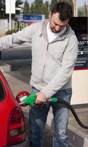شارژ مجدد خودرو توسط مشتری در پمپ بنزین