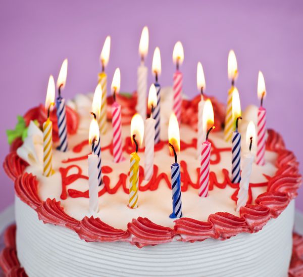 کیک تولد با شمع های سوزان و آیسینگ