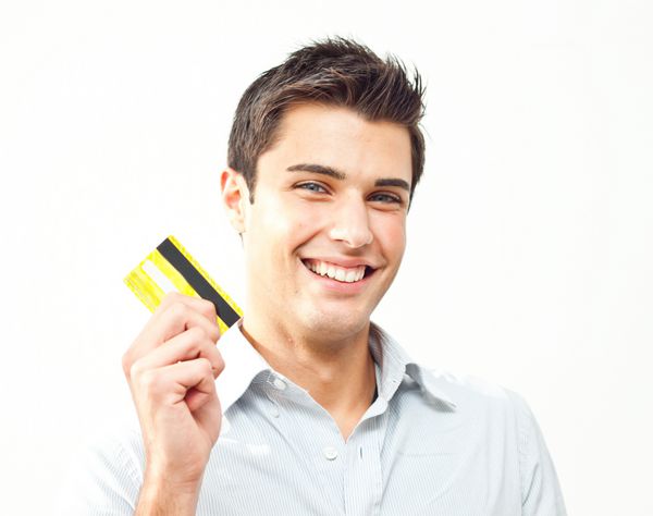 مرد جوانی که کارت اعتباری در دست دارد