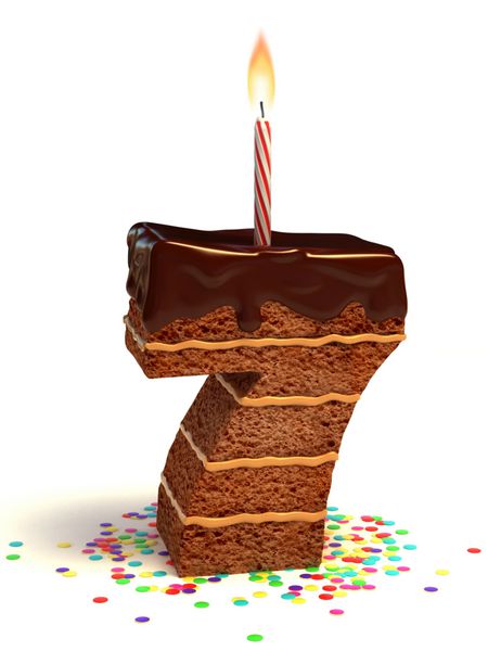 کیک تولد شکلاتی شماره هفت با شمع روشن و کوفته
