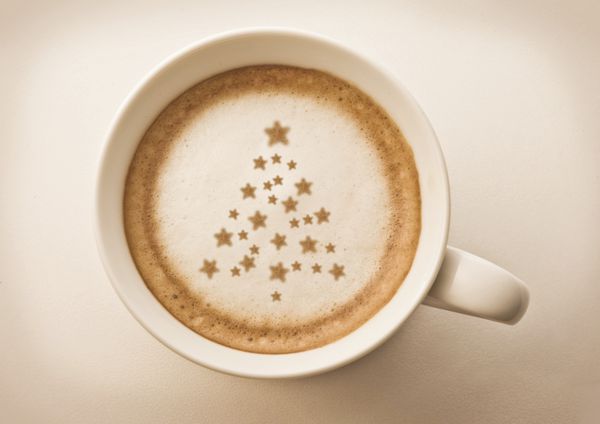 درخت کریسمس نقاشی روی فنجان قهوه لاته آرت