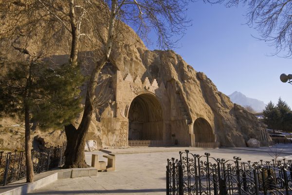 نمایی از نقش برجسته صخره ای بزرگ از دوران امپراتوری ایران ساسانی