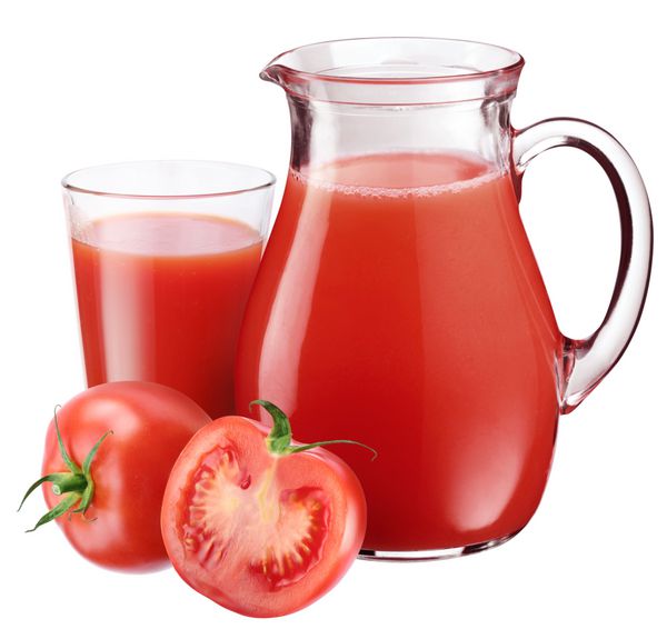 لیوان کامل و غلاف آب گوجه فرنگی و جدا شده بر روی یک سفید