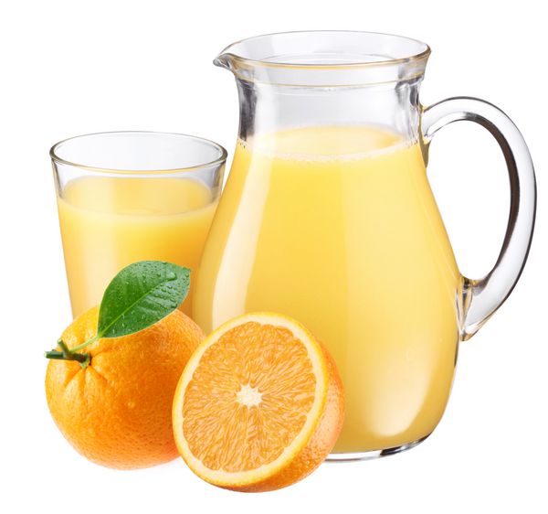 لیوان پر و شیشه آب پرتقال و میوه ها نزدیک است جدا شده بر روی یک سفید