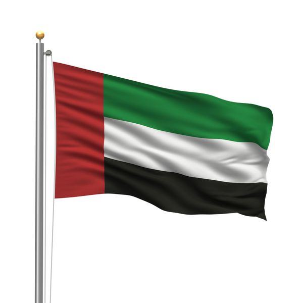 پرچم امارات متحده عربی با میله پرچم در حال اهتزاز در باد بر روی پس زمینه سفید