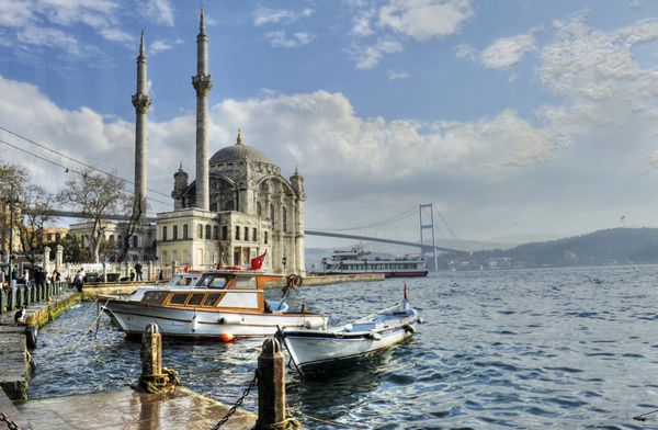 نمایی زیبا از مسجد اورتاکوی و پل بسفر در استانبول ترکیه