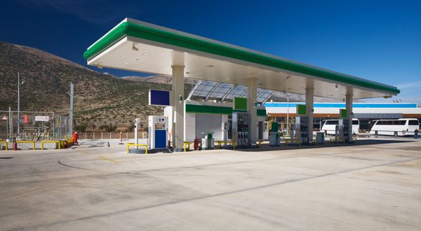 پمپ بنزین مدرن در کوه های توروس ترکیه فیلتر پلاریزه اعمال شده است