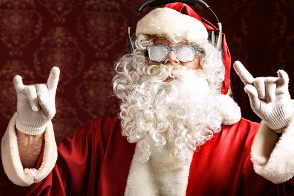 بابا نوئل با هدفون به موسیقی گوش می دهد کریسمس