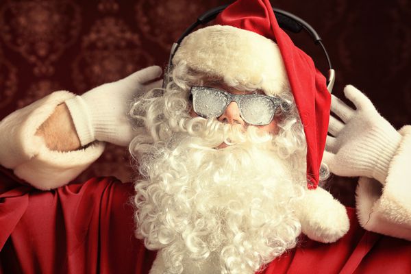 بابا نوئل با هدفون به موسیقی گوش می دهد کریسمس