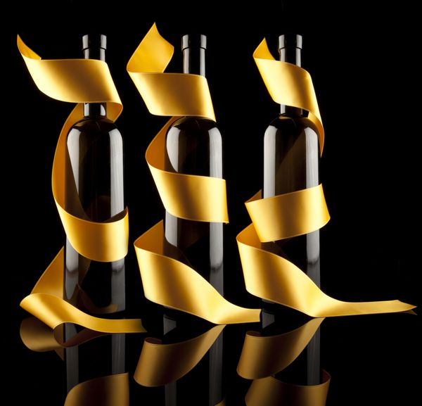 روبان های طلایی دور بطری ها