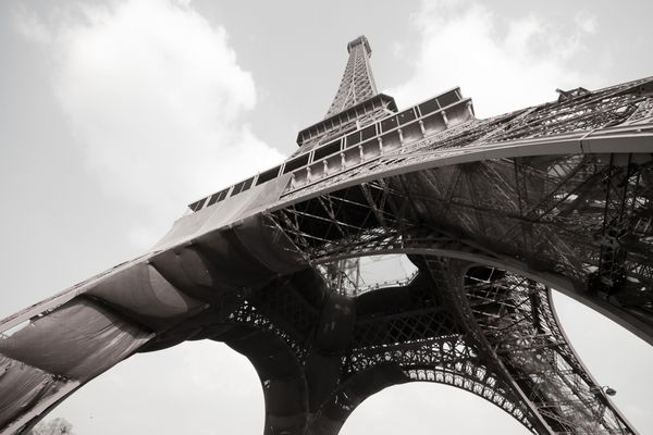 برج ایفل در پاریس فرانسه در رنگ سیاه و سفید