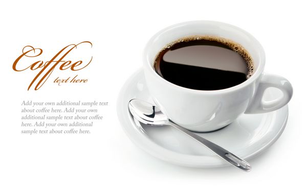 فنجان قهوه روی نعلبکی با قاشق جدا شده در پس زمینه سفید