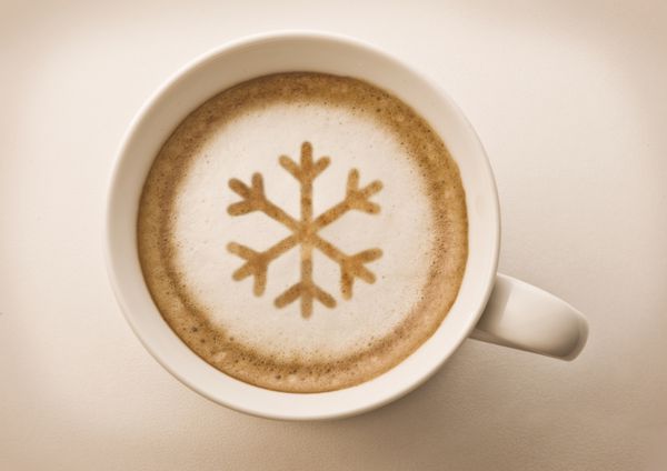 پوسته برف کریسمس طراحی روی فنجان قهوه لاته آرت