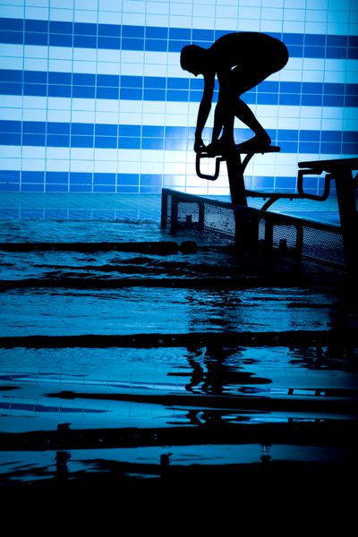 شبح بازیکن روی سکوی شروع در استخر شنا