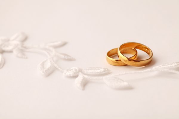 دو حلقه ازدواج و دعوتنامه عروسی