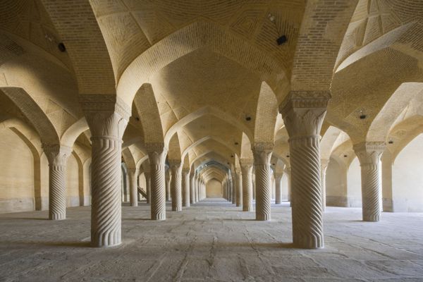 مسجد وکیل شبستان ستون های مصلای شیراز ایران
