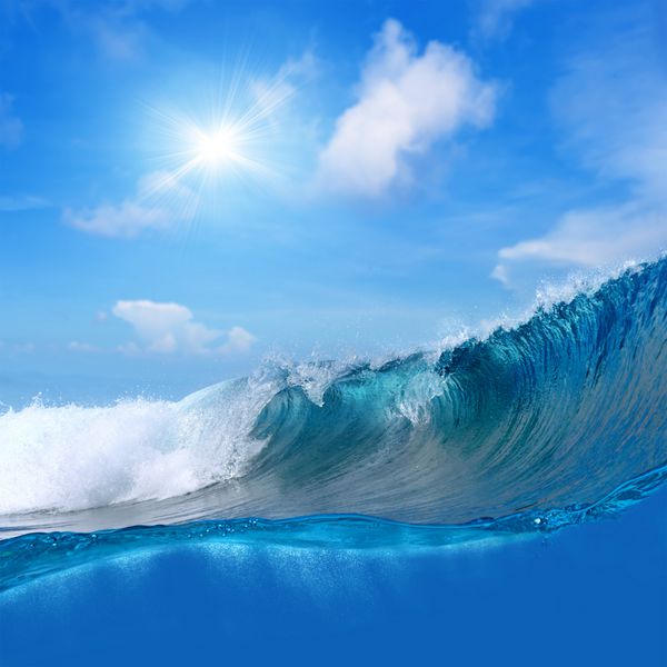 منظره دریا با منظره اقیانوس موج بزرگ اقیانوس موج سواری با آسمان کمی ابری و خورشید