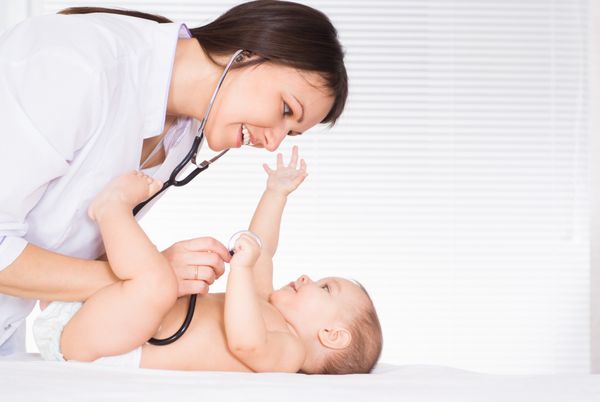 دکتر با نوزادی روی سفید