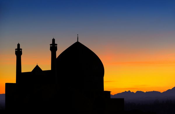 سیلوئت نمای مسجد شاه از کاخ عالی قاپو اصفهان در غروب خورشید ایران