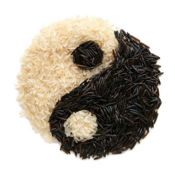 برنج سیاه و سفید که نماد یین یانگ را تشکیل می دهد