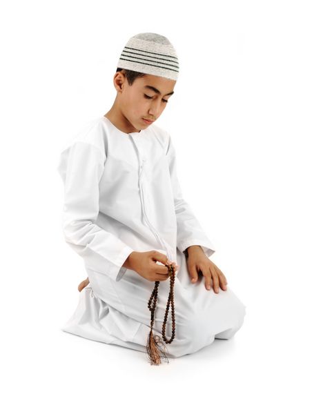 شرح کامل دعای اسلامی کودک عربی که در حال نماز صلوات حرکات مسلمان را کامل نشان می دهد