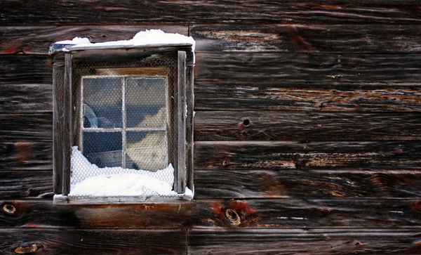 نمایی از پنجره پوشیده از برف