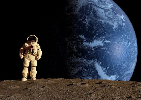 فضانورد در پس زمینه یک سیاره