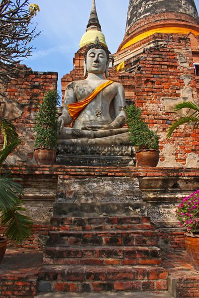 بناهای یادبود بودا معبد باستانی Ayudhaya-Wat Yai Chai Mongkol در تایلند