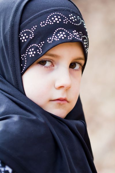 پرتره دختر کوچک مسلمان در فضای باز