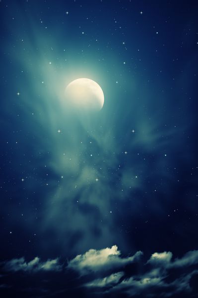 آسمان شب با ماه بزرگ