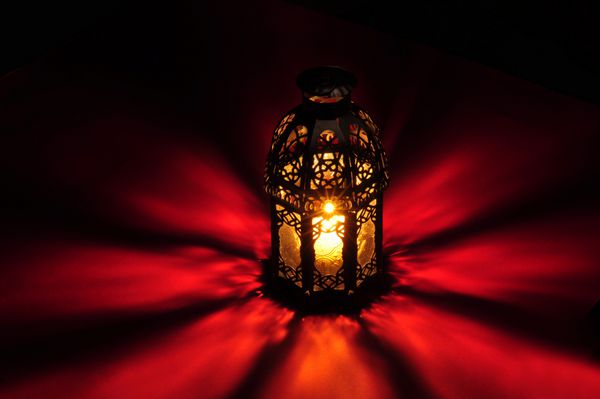 چراغ عربی با نورهای زیبا در پس زمینه