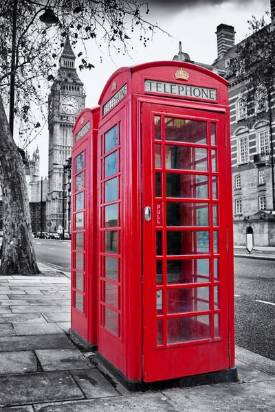 یک جفت باجه تلفن قرمز سنتی در لندن با بیگ بن در پس‌زمینه‌ای غیراشباع