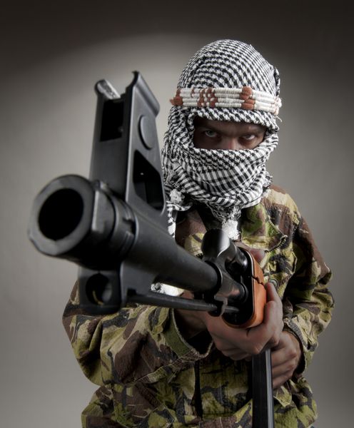 پرتره مرد جدی خاورمیانه با AK-47 که به سمت شما نشانه می رود