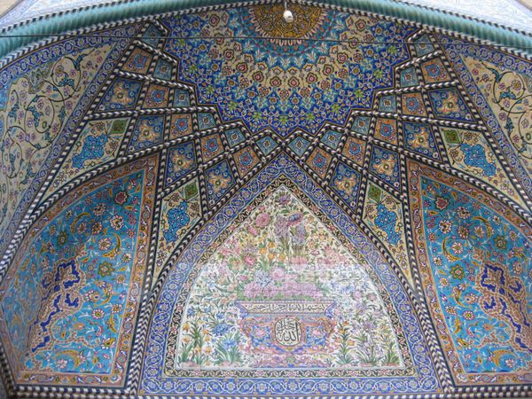 تزئینات درخشان داخلی گنبدی در اصفهان