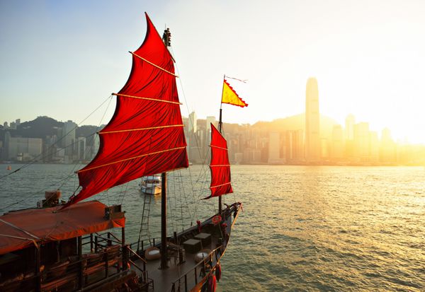 قایق بادبانی در بندر هنگ کنگ