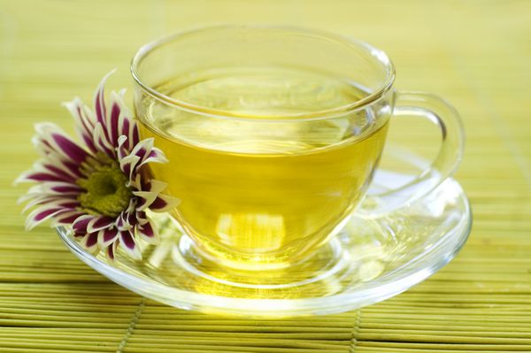 فنجان چای گیاهی و گل