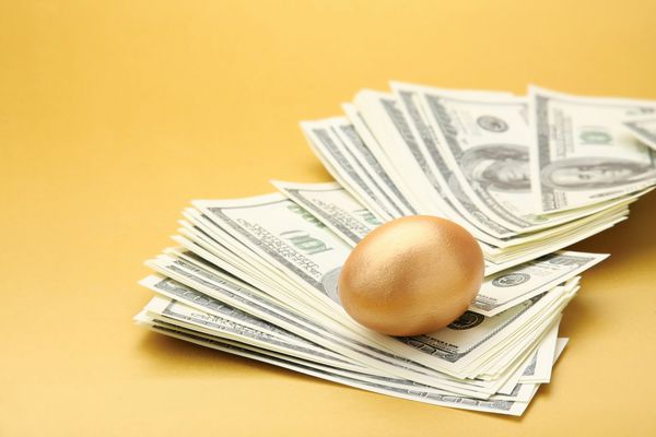 یک تخم مرغ طلایی روی دلار آمریکا