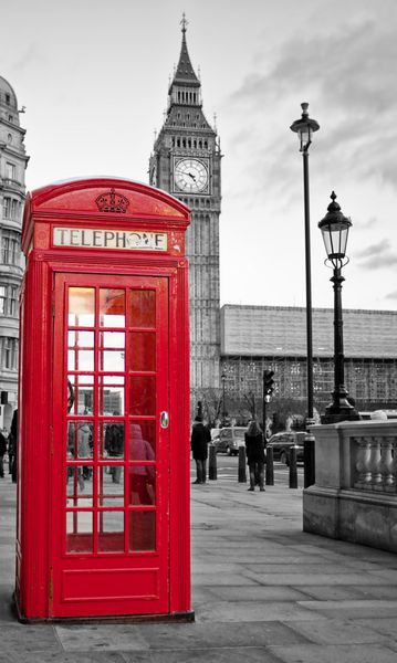 یک باجه تلفن قرمز سنتی در لندن با بیگ بن در پس زمینه سیاه و سفید