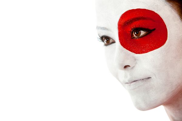 زن ژاپنی با پرچم نقاشی شده روی صورتش - ایزوله