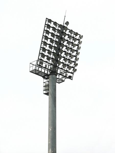برج روشنایی نورافکن های بزرگ در استادیوم میدان ورزشی