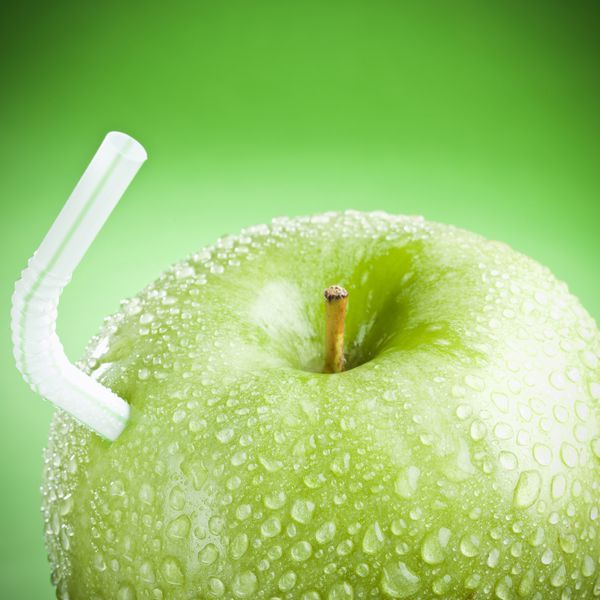 سیب سبز با نی مثل آب میوه