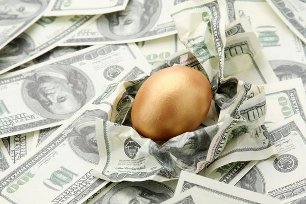 یک تخم مرغ طلایی روی دلار آمریکا