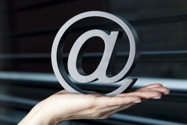 در نامه ای که در جلوی پنجره در دست گرفته می شود که نماد ارسال ایمیل یا اینترنت است