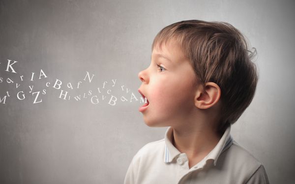 کودک صحبت می کند و حروف الفبا از دهانش بیرون می آید