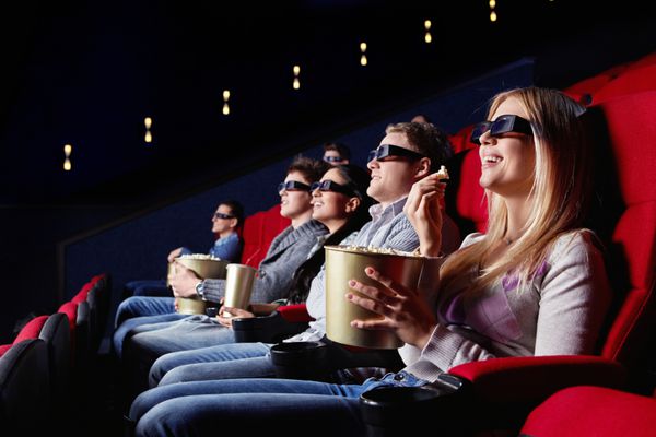 افراد با عینک سه بعدی در سینما