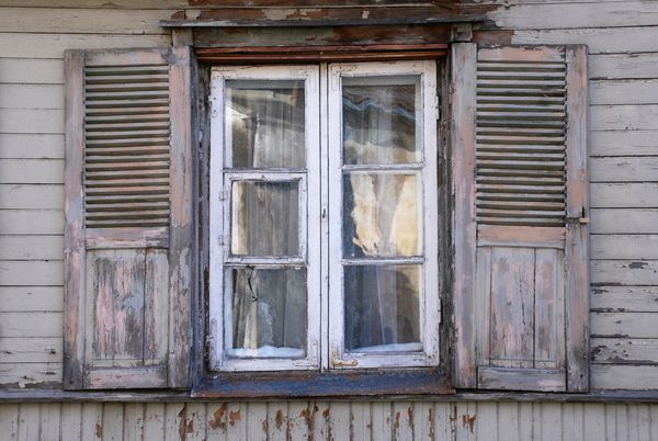 پنجره یک خانه چوبی قدیمی